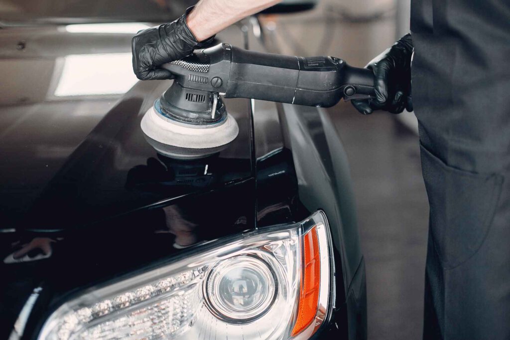man-poliert-ein-auto-in-einer-garage (2)