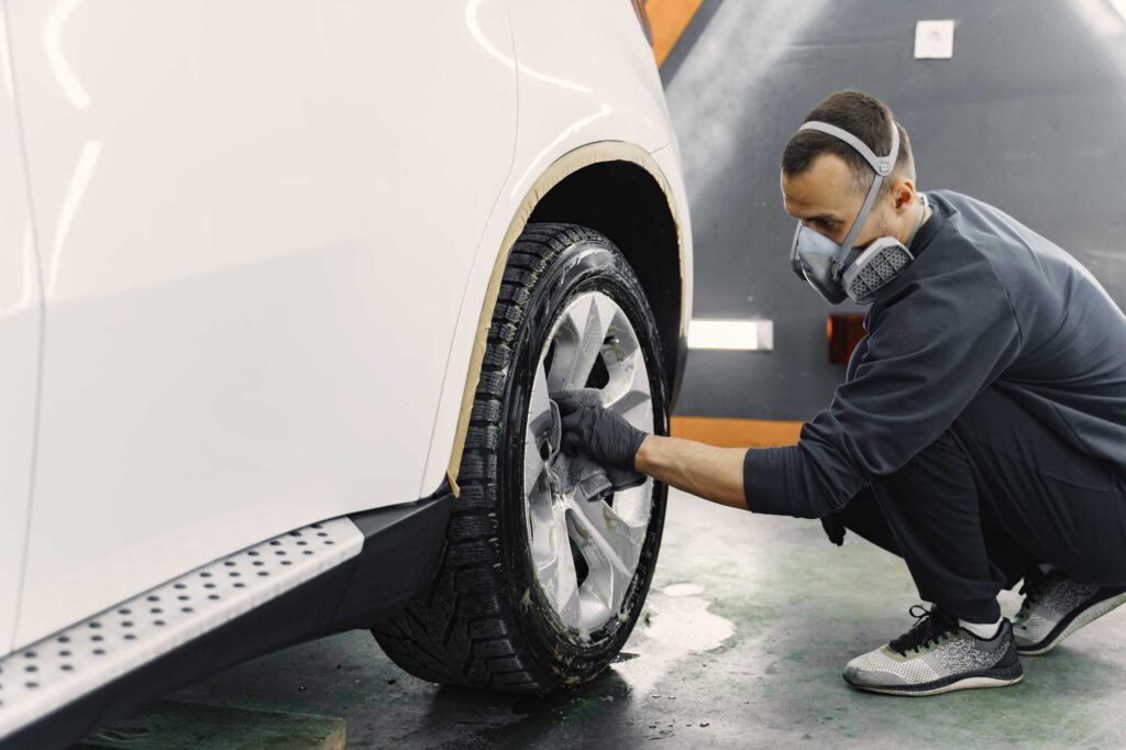 mann-polieren-salon-des-autos-in-einer-garage